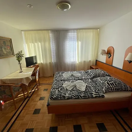 3 Bett 3 *